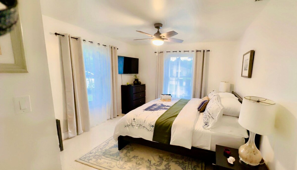 Relájate en una luminosa suite principal privada con un colchón de refrigeración Casper Snow tamaño king, sábanas de calidad Macy's, televisor inteligente y baño privado. Dos grandes ventanales con cortinas opacas, armario con espejos y ventilador de techo proporcionan comodidad de día o de noche.  