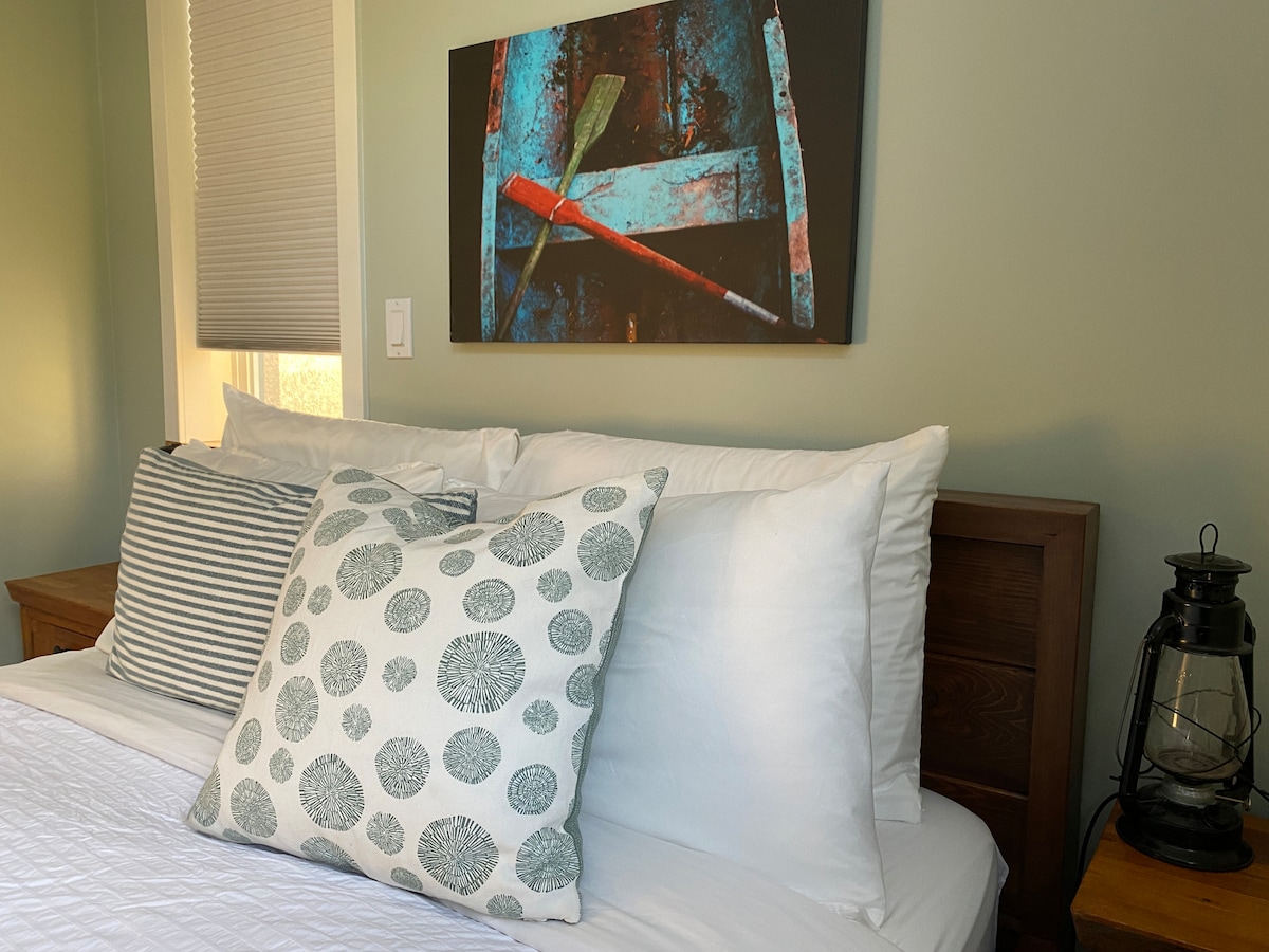 صنع دان الكثير من الأثاث بالخشب المصنوع يدويًا ، بما في ذلك إطار السرير الخشبي الصلب بحجم كوين. 