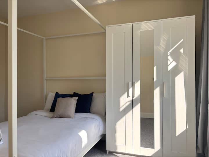 Relaksohu në këtë dhomë gjumi të rehatshme me një krevat dopio prej pelushi, çarçafë të butë dhe jastëkë mbështetës për një natë të qetë. Perdet e errëta, një gardërobë dhe një kuti me sirtarë ofrojnë rehati dhe komoditet gjatë qëndrimit tënd në Crawley.