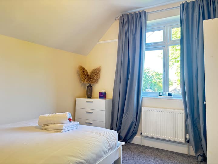 Dhomë gjumi moderne me një krevat dopio të veshur me çarçafë të butë dhe jastëkë të rehatshëm. Me perde të errëta për gjumë të qetë dhe shumë hapësirë për ruajtje, kjo dhomë është projektuar për vizitorët që kanë nevojë për një bazë të qetë Crawley.

