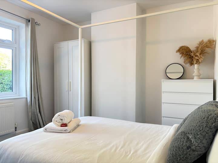 dhomë gjumi e rehatshme me krevat dopio, perde të errëta, gardërobë dhe sirtarë. Ideale për një natë të qetë gjatë qëndrimit në Crawley, pavarësisht nëse punon në vend ose fluturon nga Gatwick.