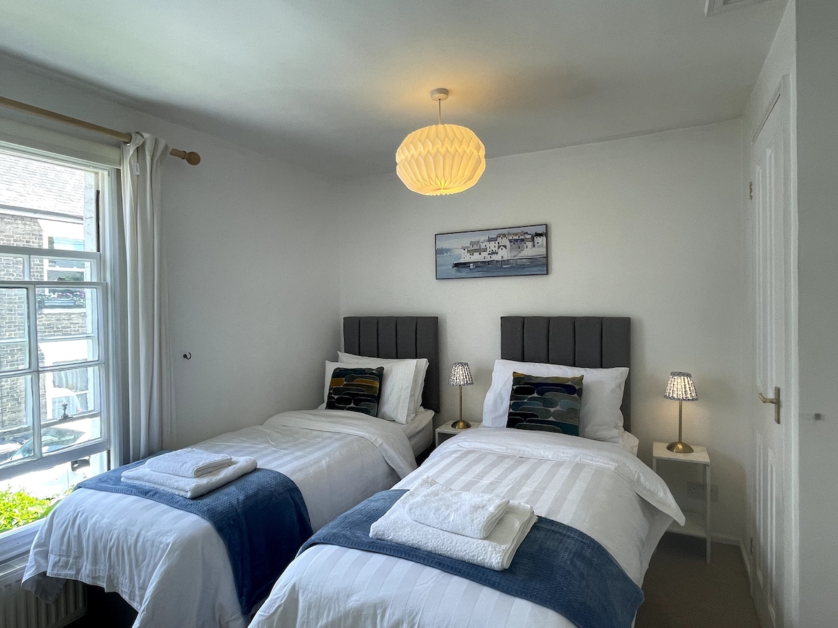 Სურვილისამებრ, შეგიძლიათ ორი ცალკემდგომი საწოლი დიდი ზომის საწოლში დააკავშიროთ დამატებითი მოქნილი პირობებისა და კომფორტისთვის.