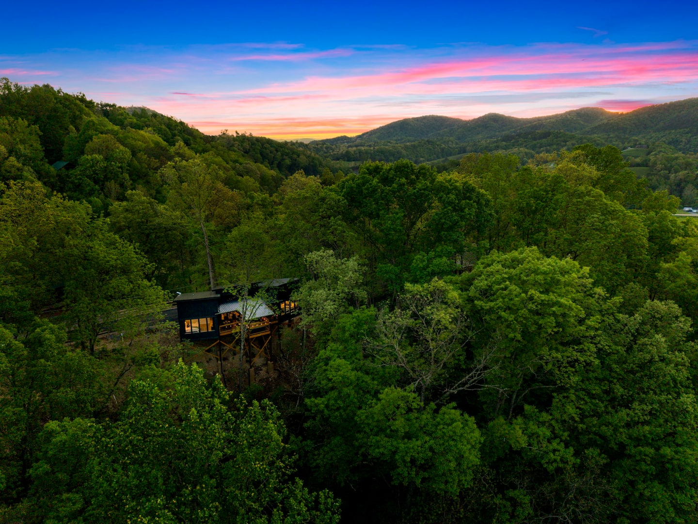 The W Retreat • Sauna • Hot Tub • 2 King Suites