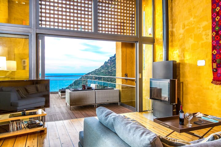 Елегантен отворен план за живеене - влезте в красиво, отворено пространство, което тече безпроблемно от напълно оборудваната кухня до трапезарията, салона и терасите с изглед към морето.