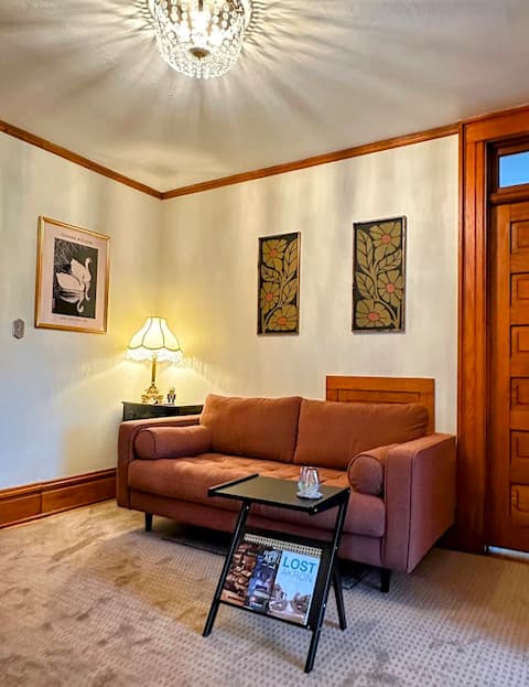 Top performing Airbnb: Nostalgic One Bedroom Apartment In Historic Home in Akron