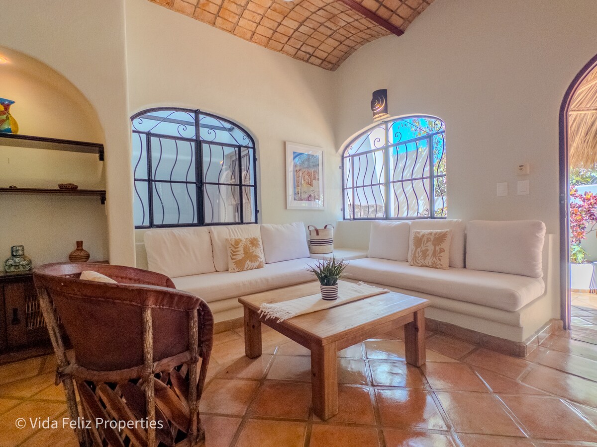 Anuncio de Airbnb popular: Spacious Patio w/ Heated Pool 7 min walk to Beach en Sayulita