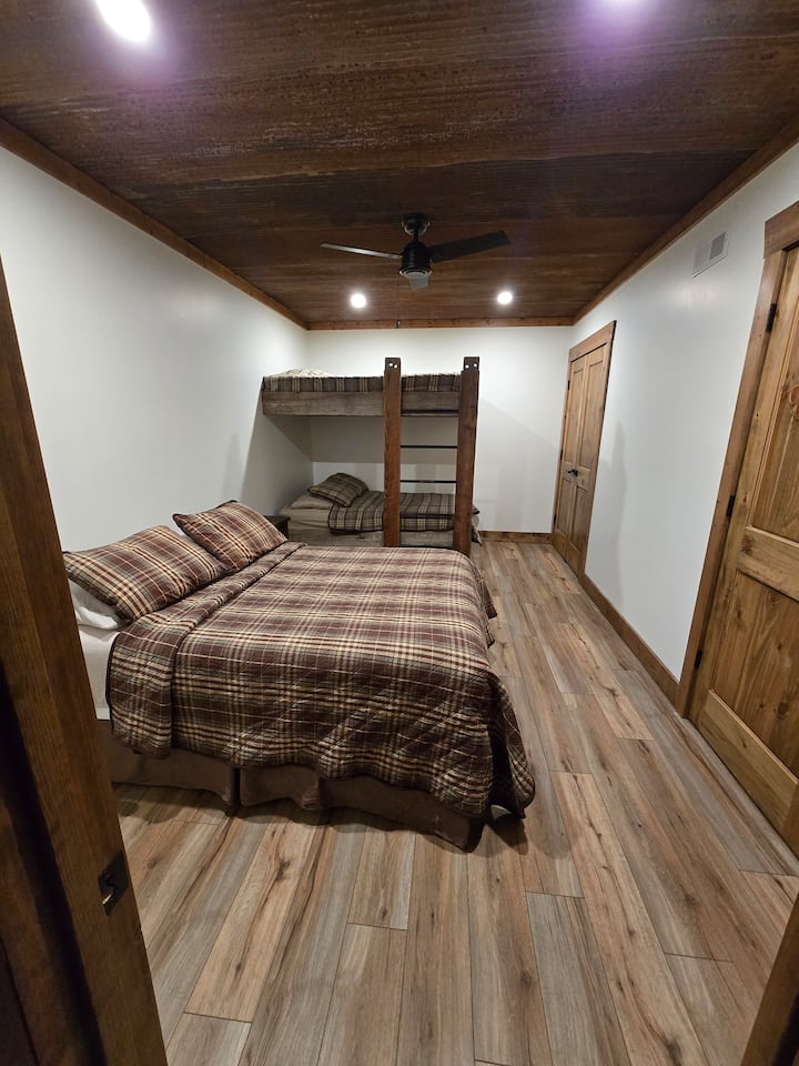 Dormitorio de la planta baja - 3 camas de tamaño completo