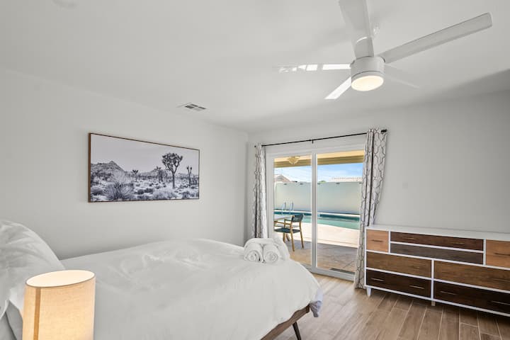 غرفة النوم الثالثة مع إمكانية الوصول إلى حمام السباحة