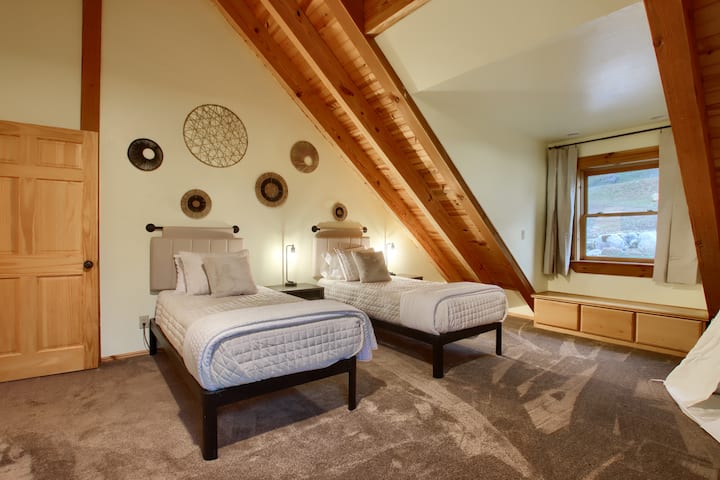 Bedroom with two single beds, soft bedding, and ample space, providing a cozy and welcoming atmosphere for guests.