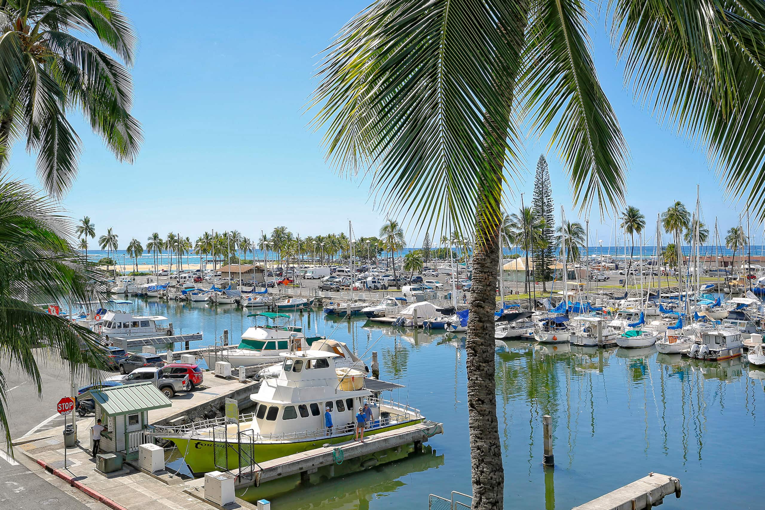 Condo in Honolulu · ★4.76 · 1 bedroom · 2 beds · 1 private bath - Image 21