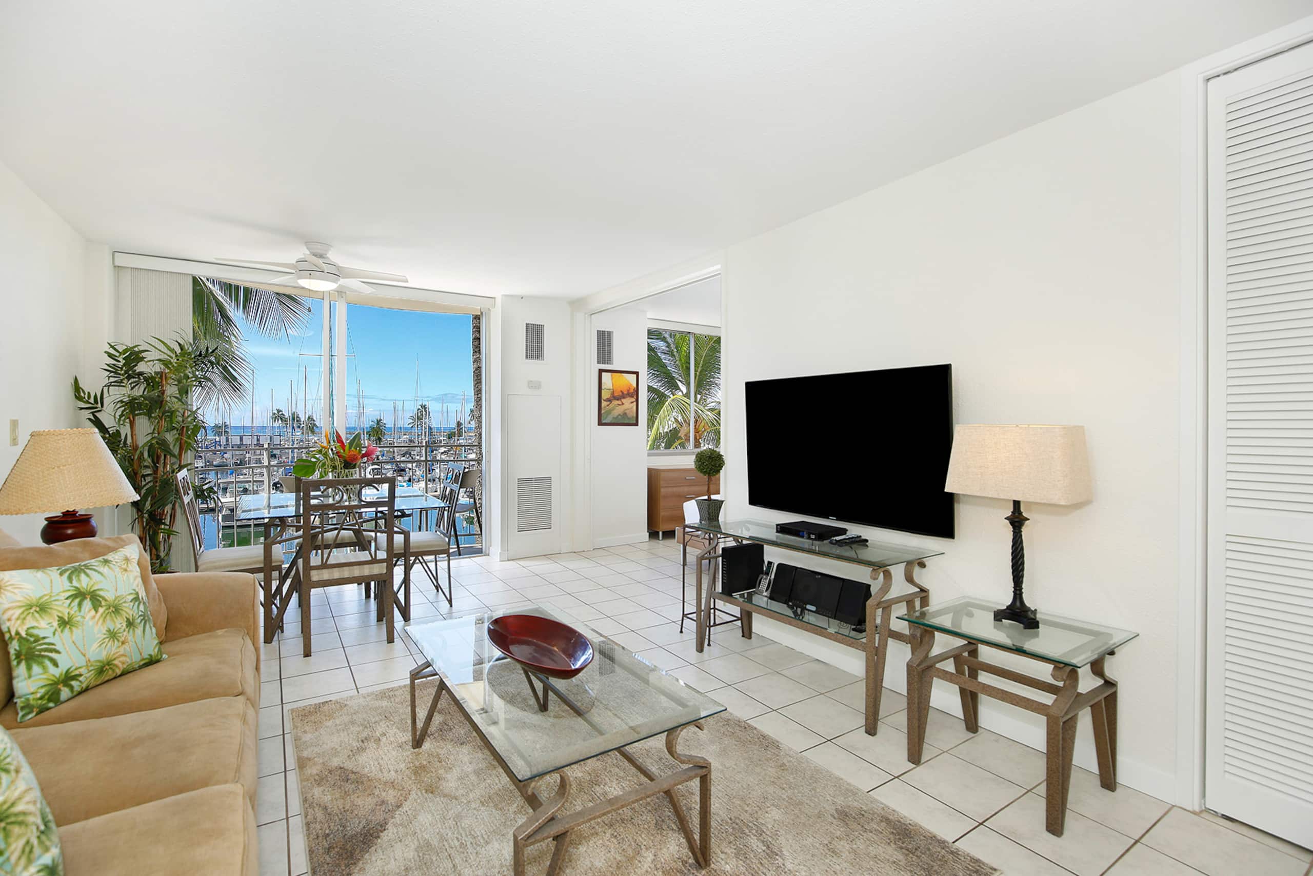 Condo in Honolulu · ★4.76 · 1 bedroom · 2 beds · 1 private bath - Image 2