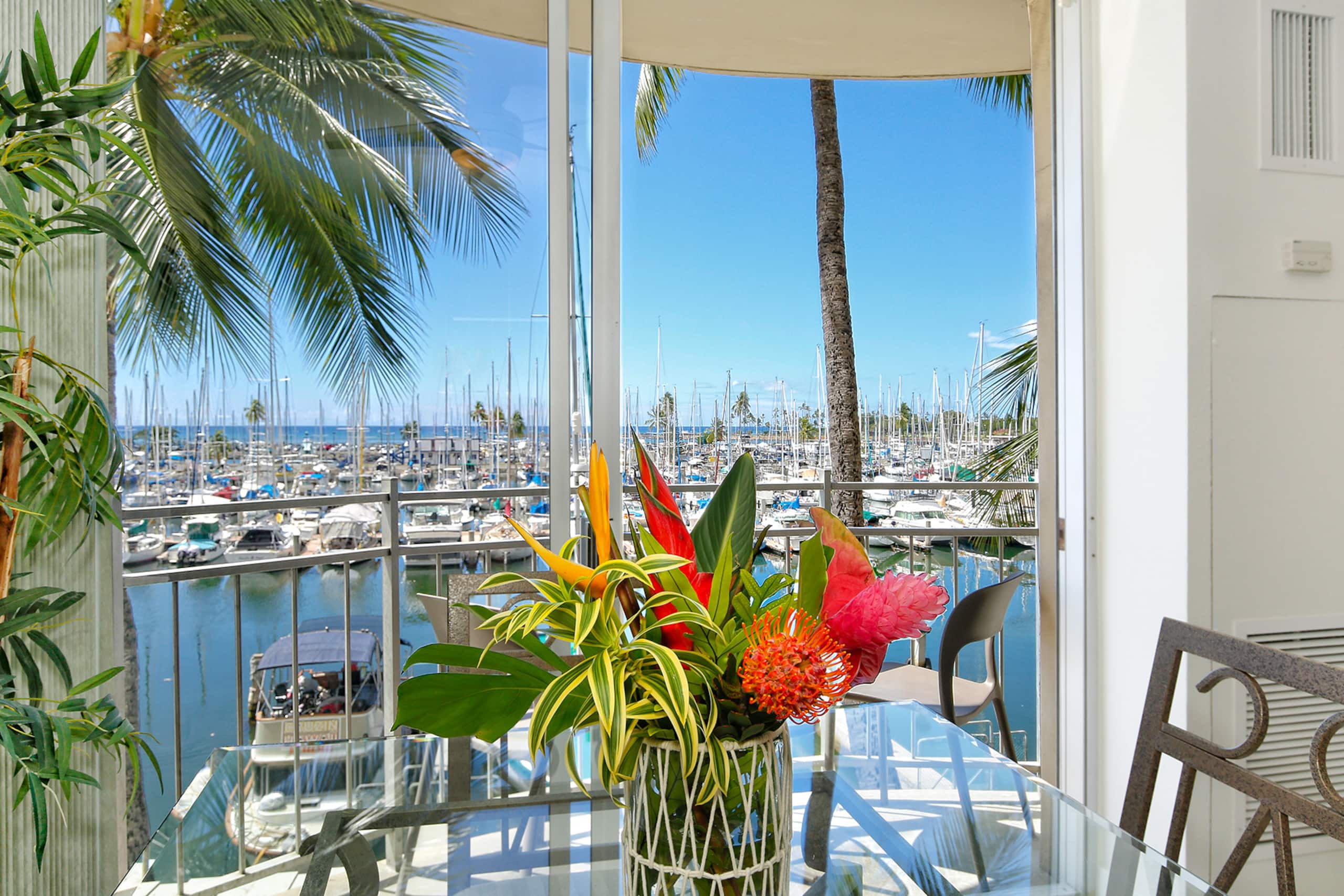 Condo in Honolulu · ★4.76 · 1 bedroom · 2 beds · 1 private bath - Image 3