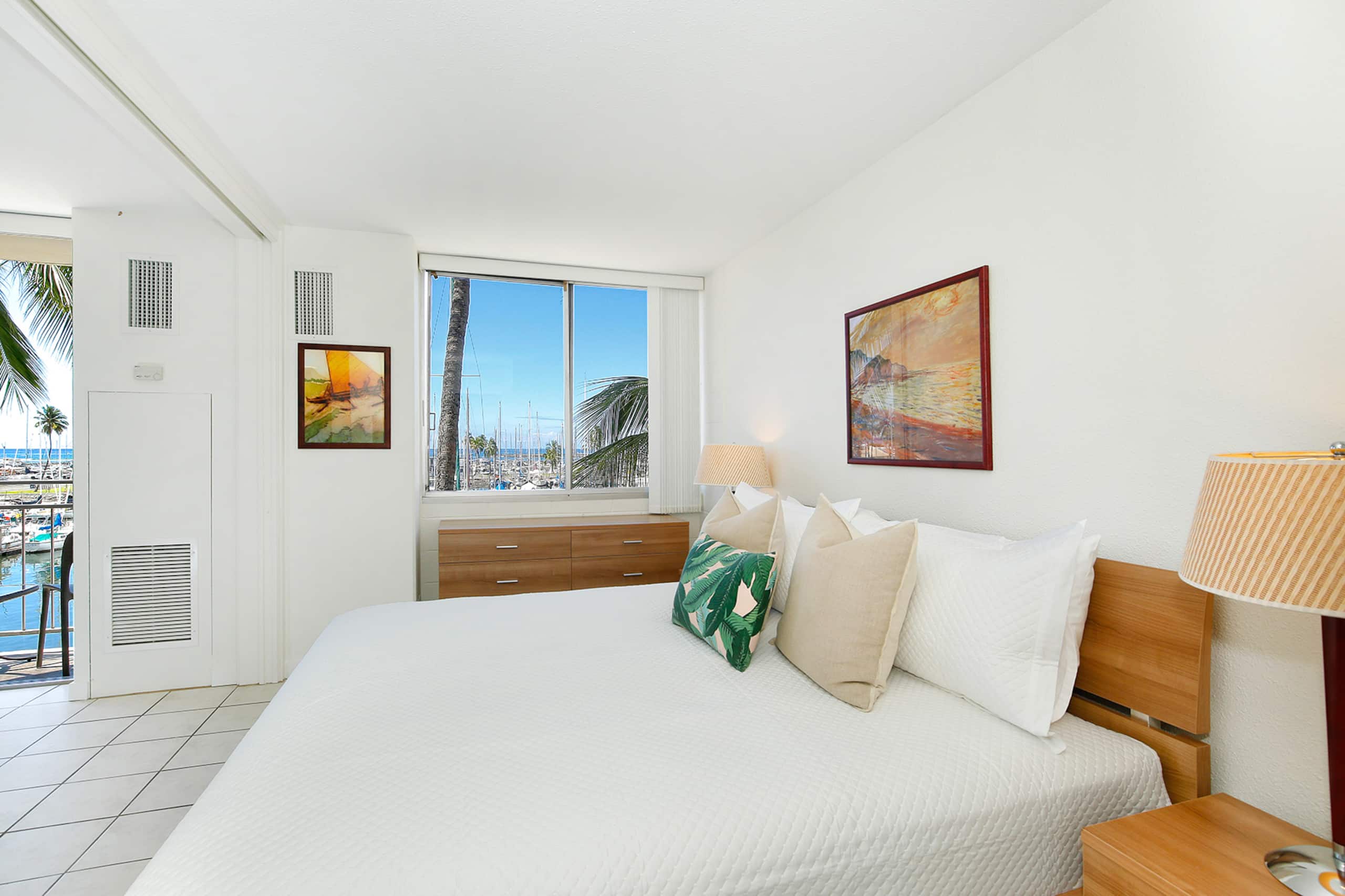 Condo in Honolulu · ★4.76 · 1 bedroom · 2 beds · 1 private bath - Image 15