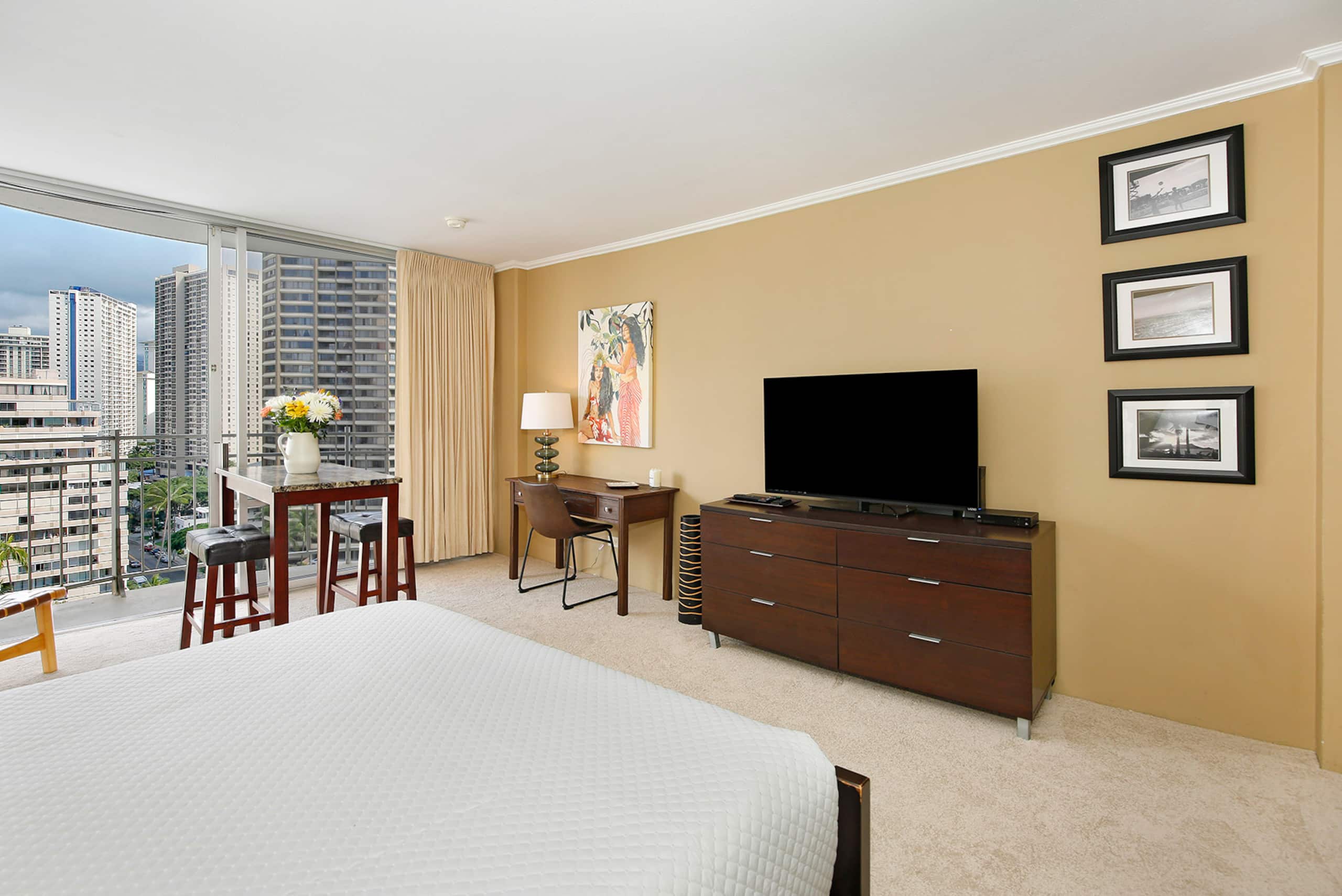 Condo in Honolulu · ★4.47 · Studio · 1 bed · 1 private bath - Image 2