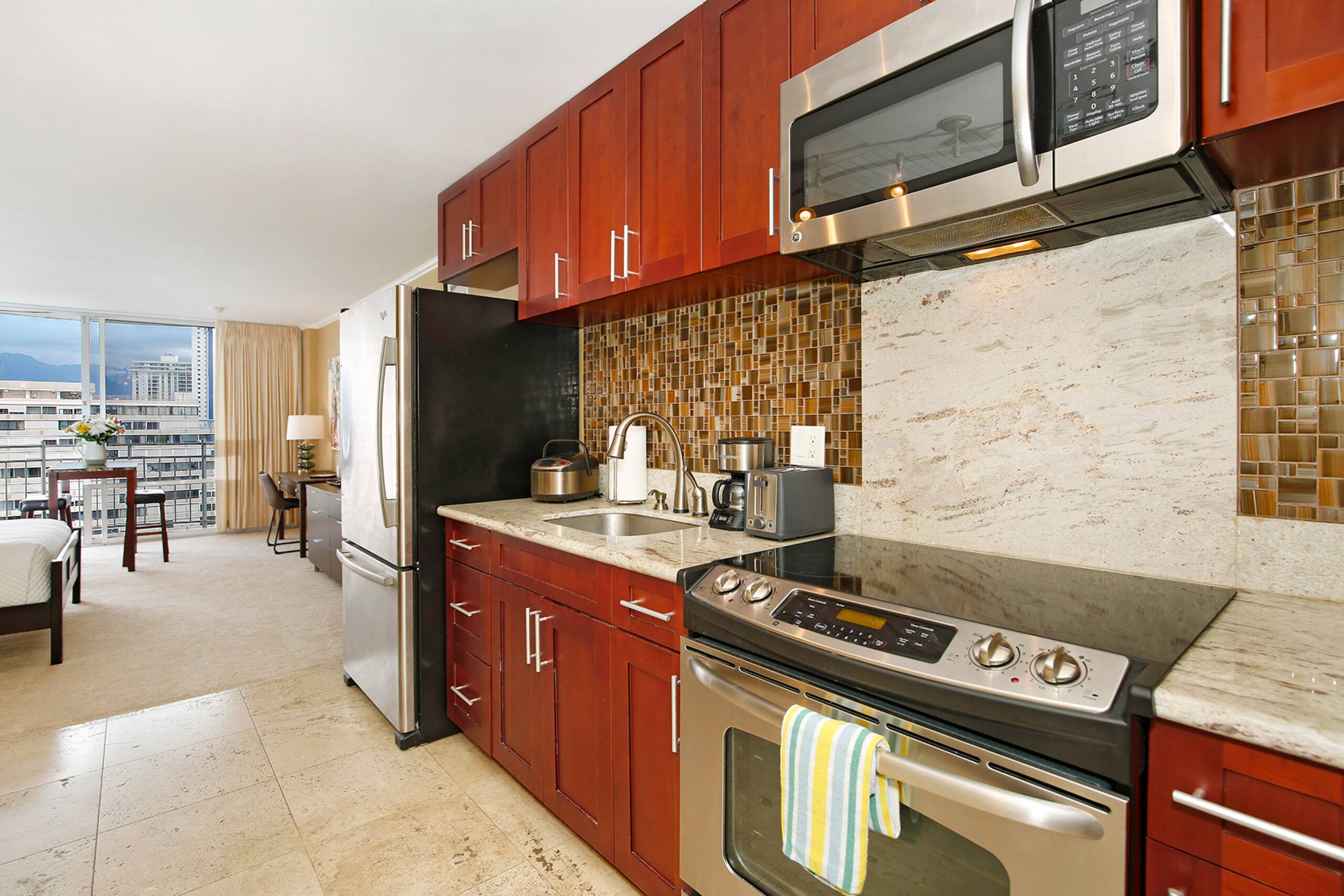 Condo in Honolulu · ★4.47 · Studio · 1 bed · 1 private bath - Image 6