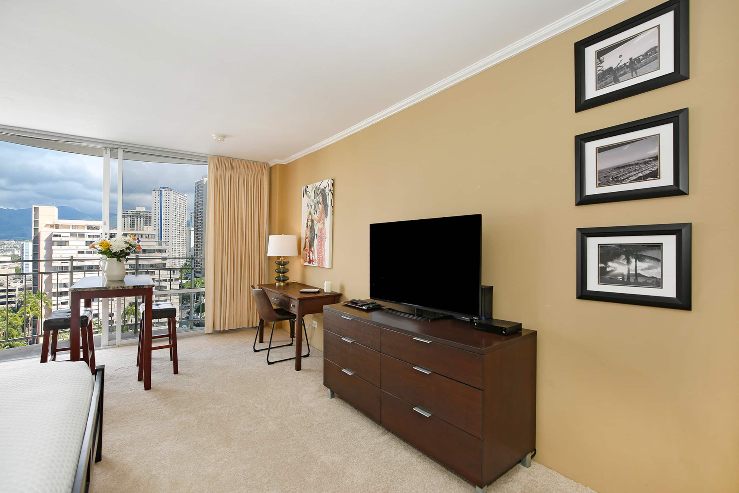 Condo in Honolulu · ★4.47 · Studio · 1 bed · 1 private bath - Image 3