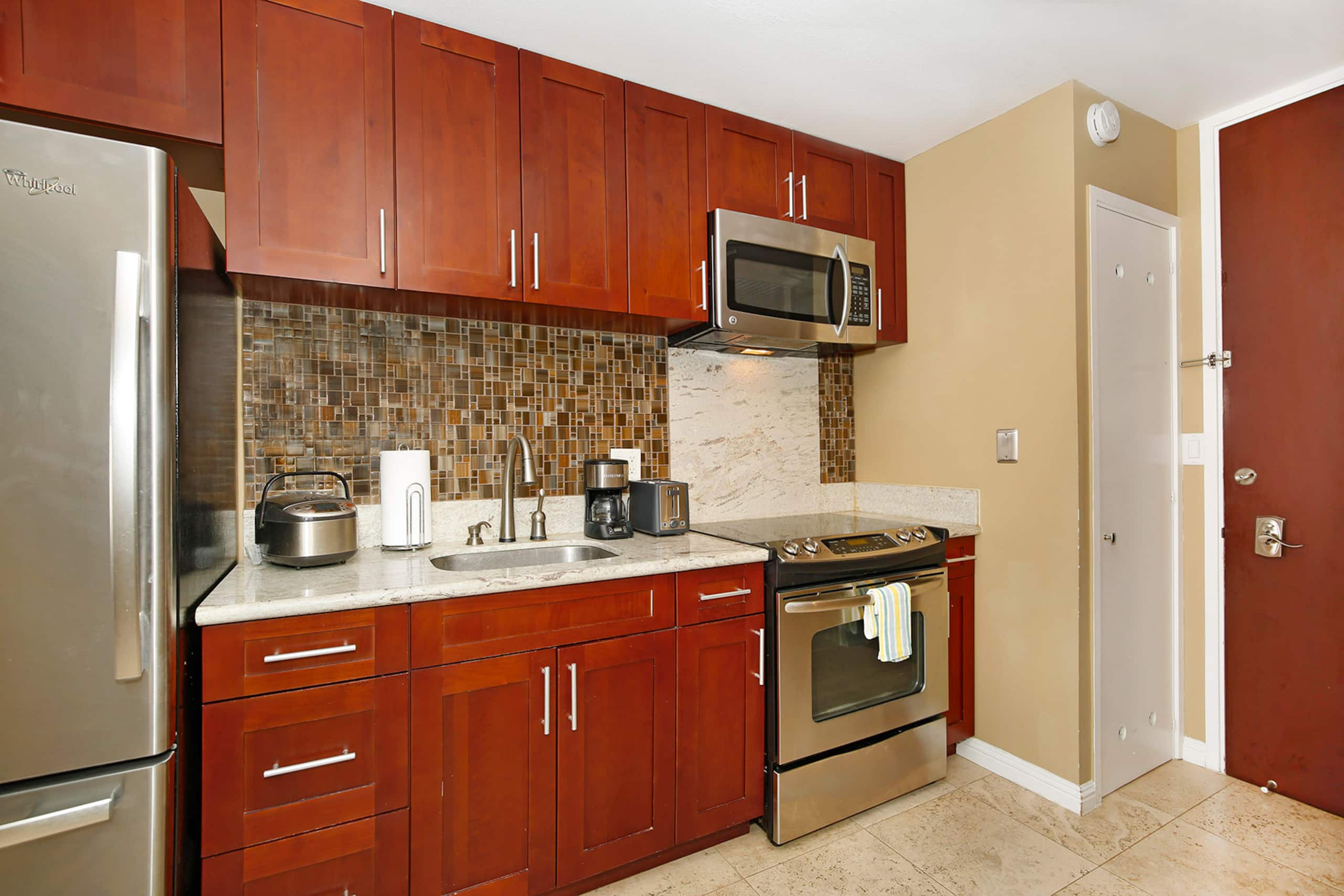 Condo in Honolulu · ★4.47 · Studio · 1 bed · 1 private bath - Image 5