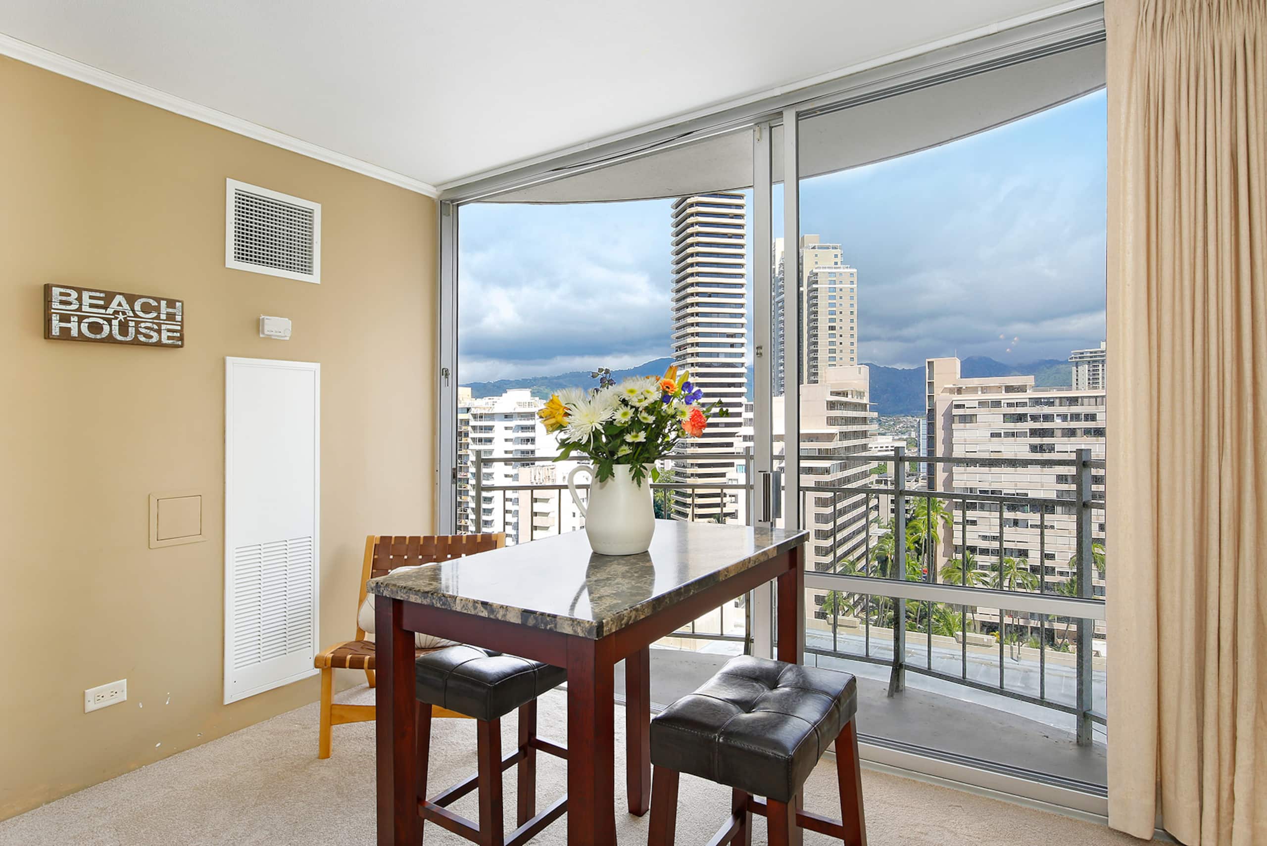 Condo in Honolulu · ★4.47 · Studio · 1 bed · 1 private bath - Image 8