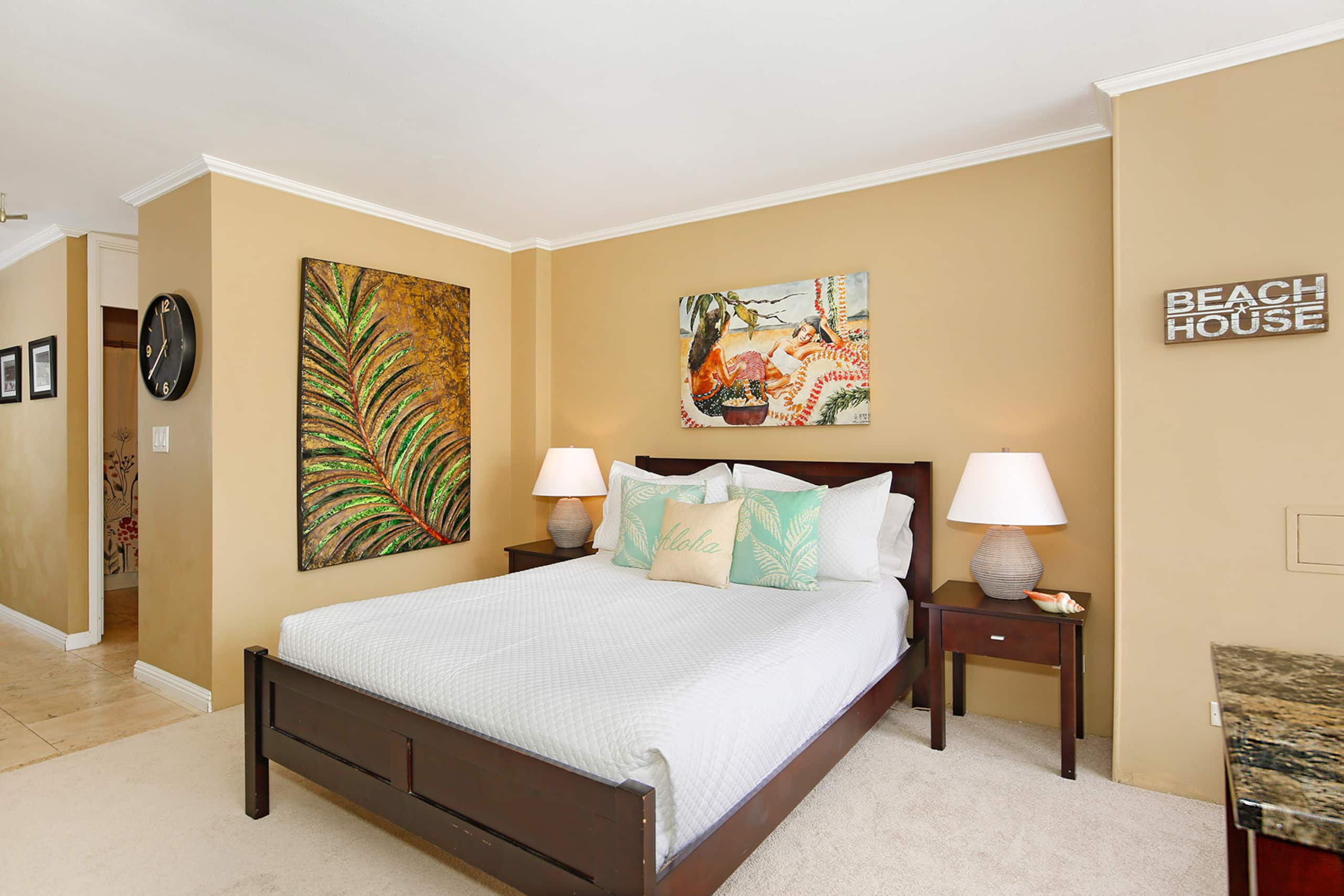 Condo in Honolulu · ★4.47 · Studio · 1 bed · 1 private bath - Image 14