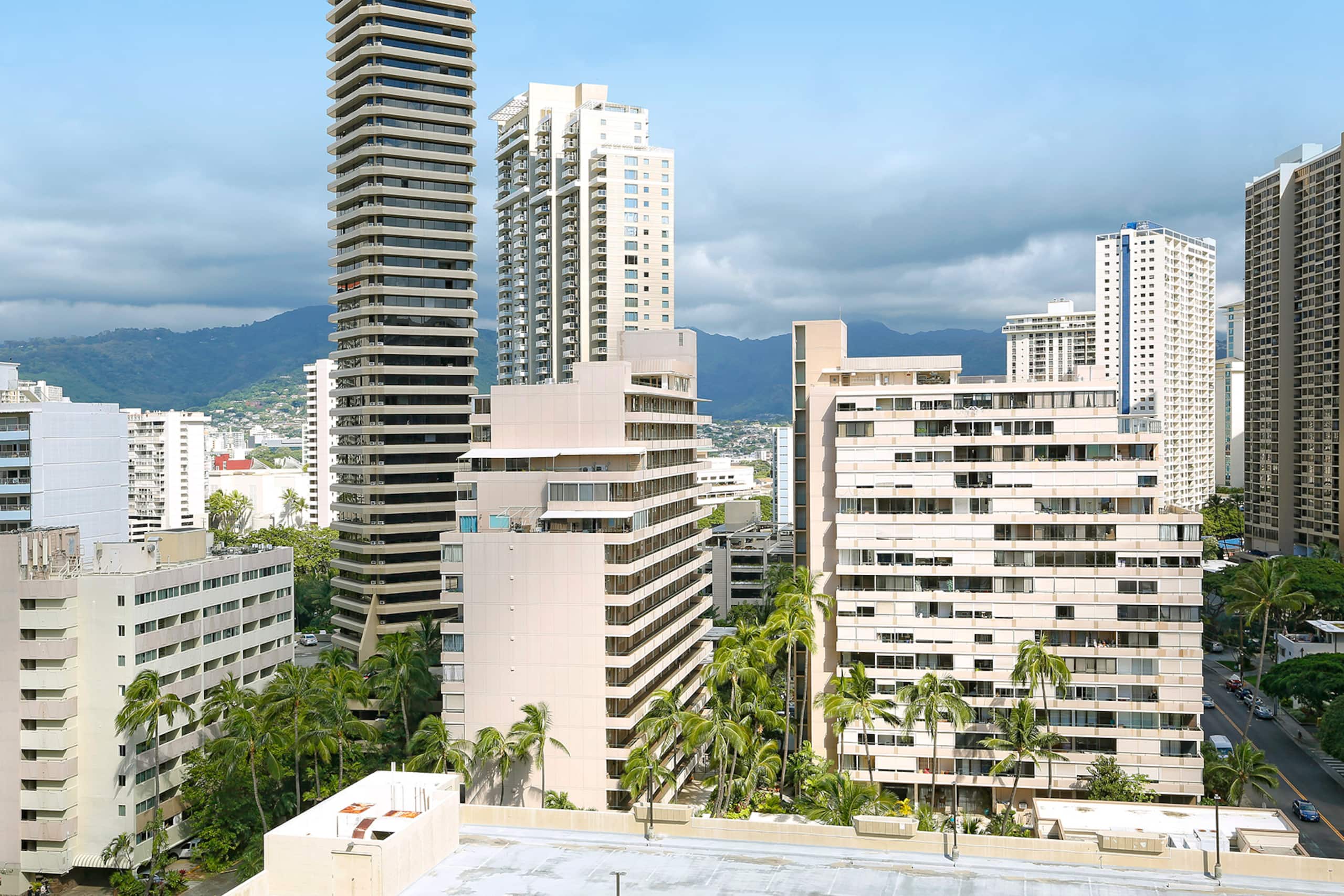 Condo in Honolulu · ★4.47 · Studio · 1 bed · 1 private bath - Image 11
