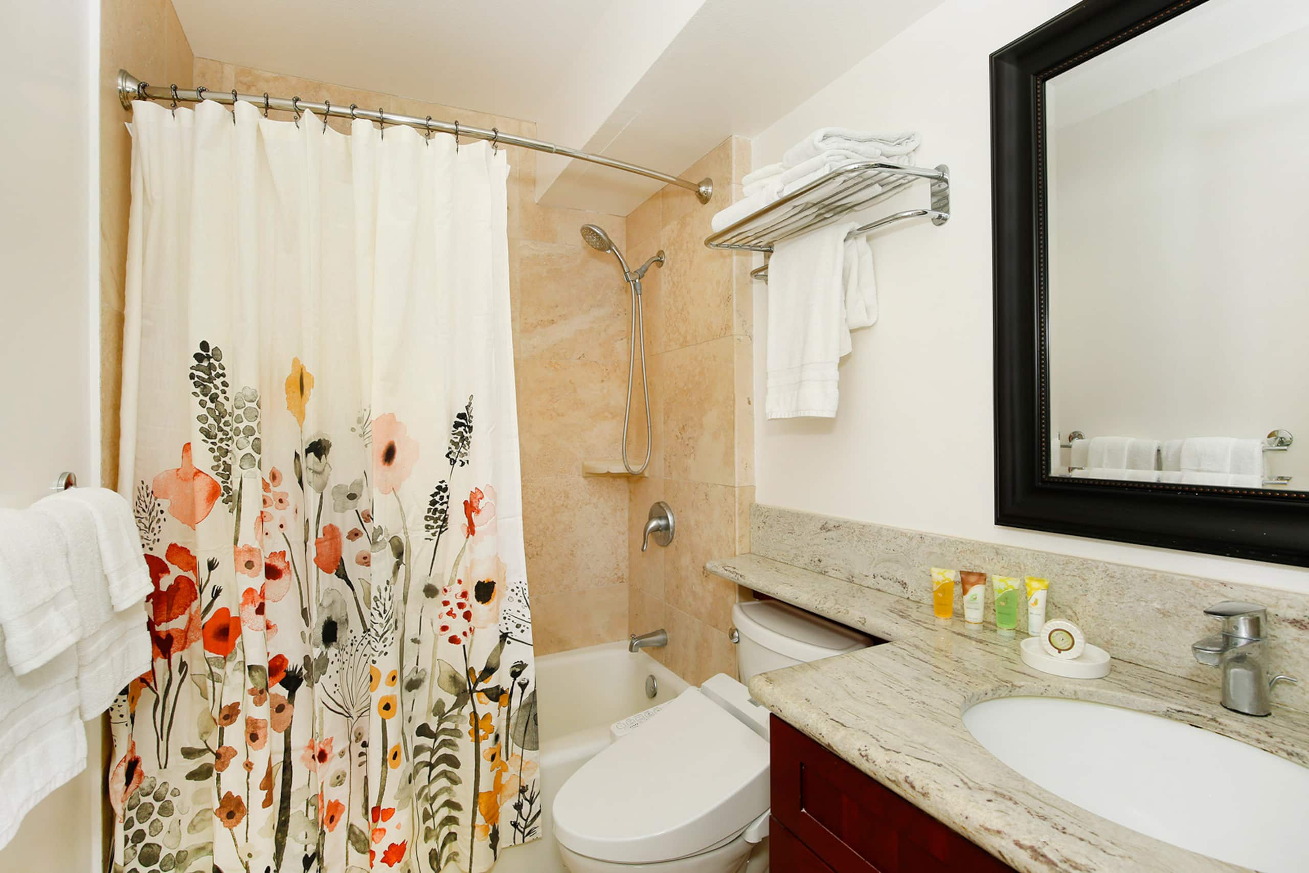 Condo in Honolulu · ★4.47 · Studio · 1 bed · 1 private bath - Image 9