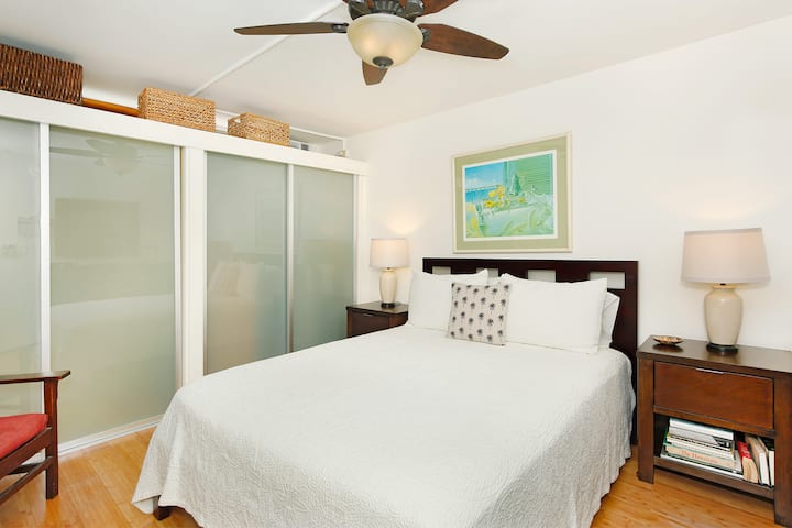 Odvojena spavaća soba s udobnim bračnim krevetom