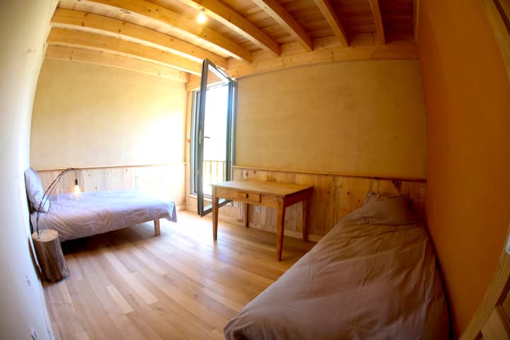 chumba chako chenye mwonekano wa mlima unaoelekea kusini.