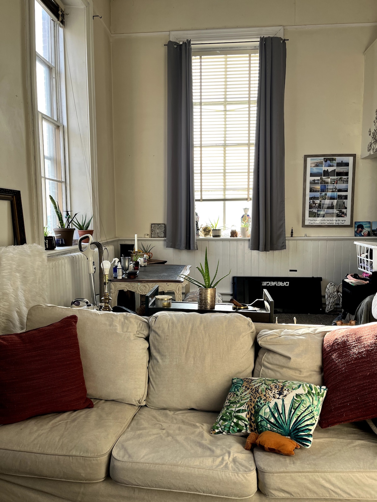 宜家erktorp沙发
豪华标准双人床尺寸室内充气床垫 
额外的毯子、毛毯、枕头、电影放映机和星星投影仪，让您度过美好的电影之夜！ 