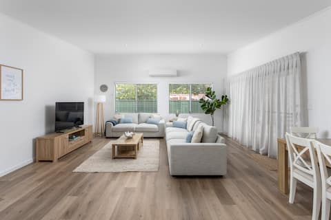 Saltwood Villa - Walking Distance to the Beach!