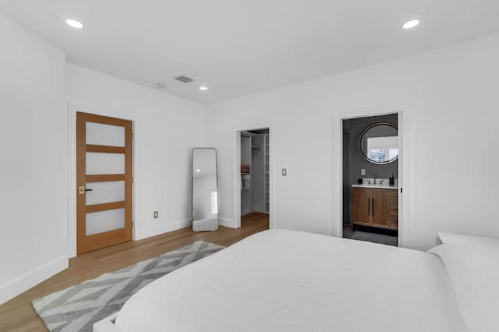 Cama tamaño king, armario, baño completo privado