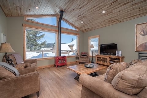 Yellowstone Cabin w/ Hot tub+Fire pit+3 En-suites