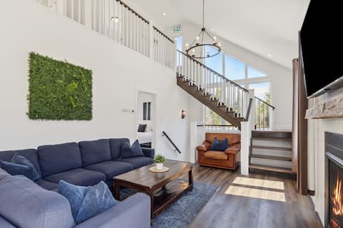 The Cottages at Blue: 21 BDR Triplex for 44 Guests