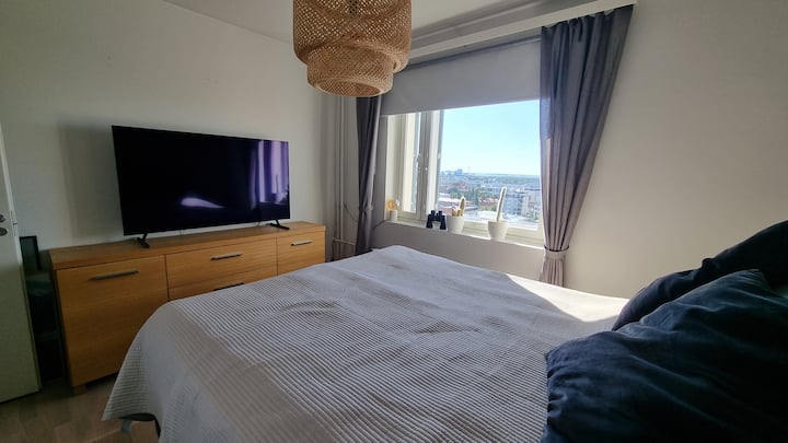 חדר שינה ראשי עם נוף למרכז העיר (מערב = שקיעה).