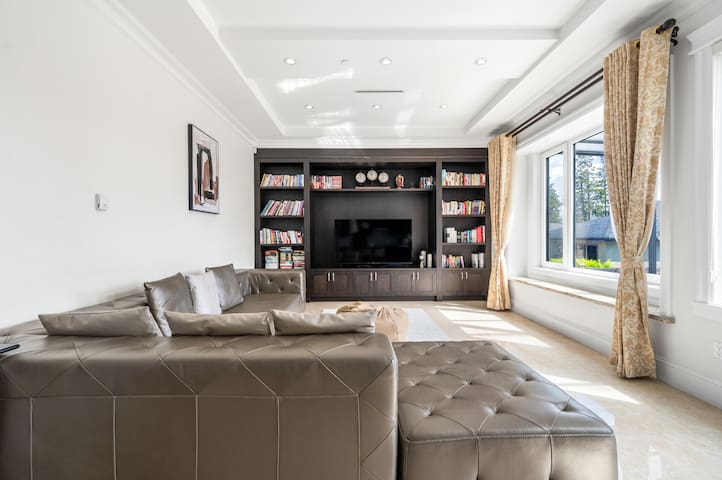 Big 6BR 9BED | 10 min DT/Airport gallery image 2