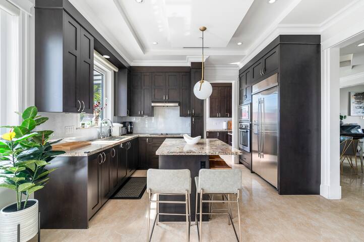 Big 6BR 9BED | 10 min DT/Airport gallery image 3