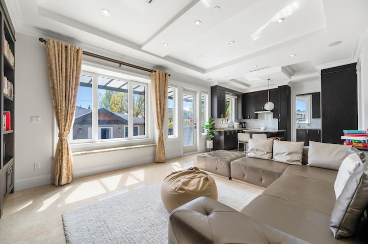 Big 6BR 9BED | 10 min DT/Airport gallery image 4