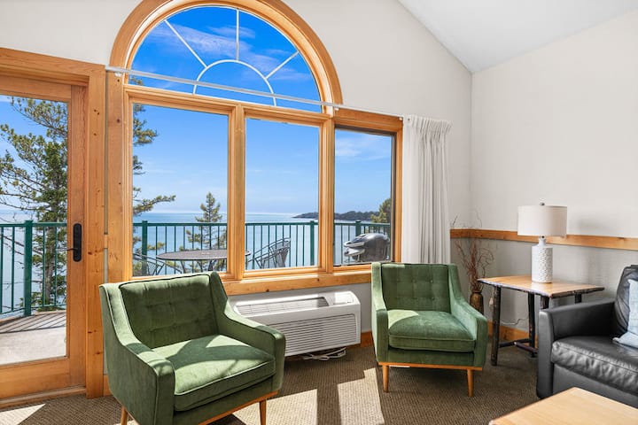 Penthouse W/pool & Hot Tub - Gooseberry Falls State Park, Two Harbors