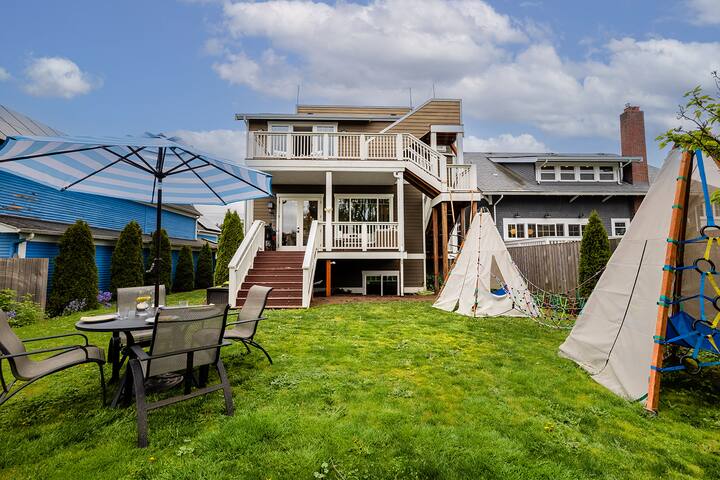 Hilltop Hideaway | Luxe Queen Anne Retreat + Views gallery image 4