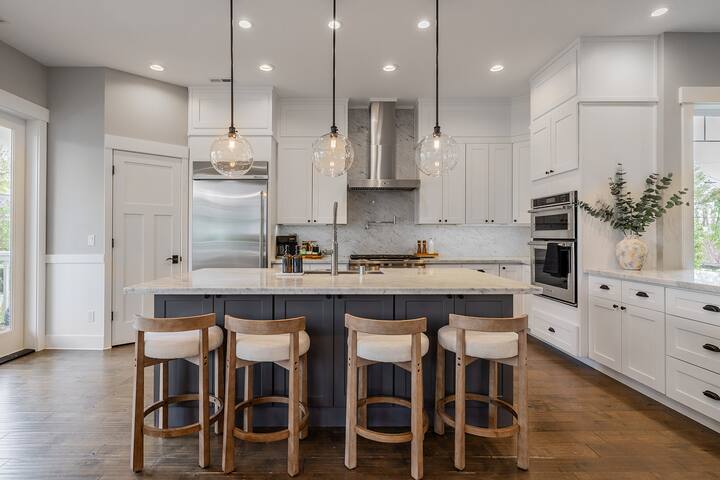 Hilltop Hideaway | Luxe Queen Anne Retreat + Views gallery image 2