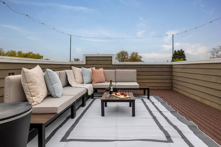 Hilltop Hideaway | Luxe Queen Anne Retreat + Views gallery image 3