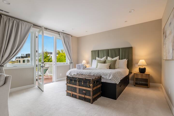 Hilltop Hideaway | Luxe Queen Anne Retreat + Views gallery image 5