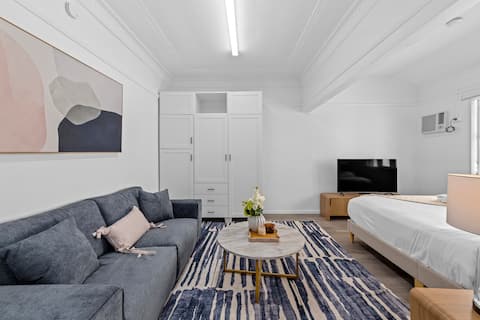 Modern City Centre Studio ~ Short walk to Hospital