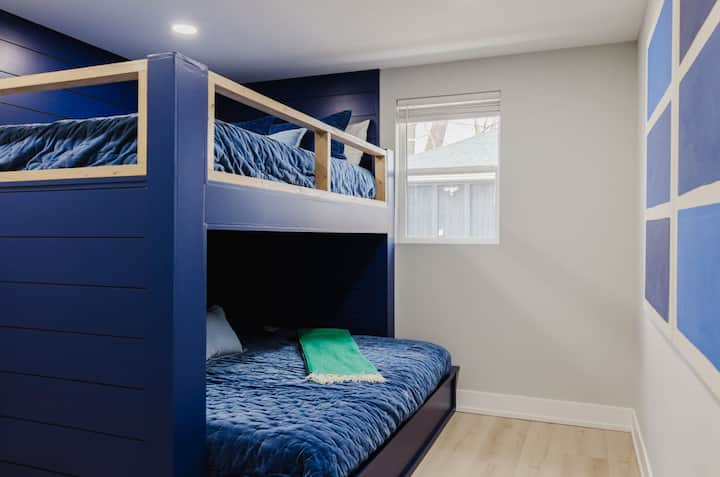 تتميز غرفة النوم الثانية بأسرّة جديدة وجميلة بطابقين بما في ذلك سرير بحجم كوين فوق سرير كينج! يتميز كلا السريرين بمراتب ووسائد وبياضات جديدة.