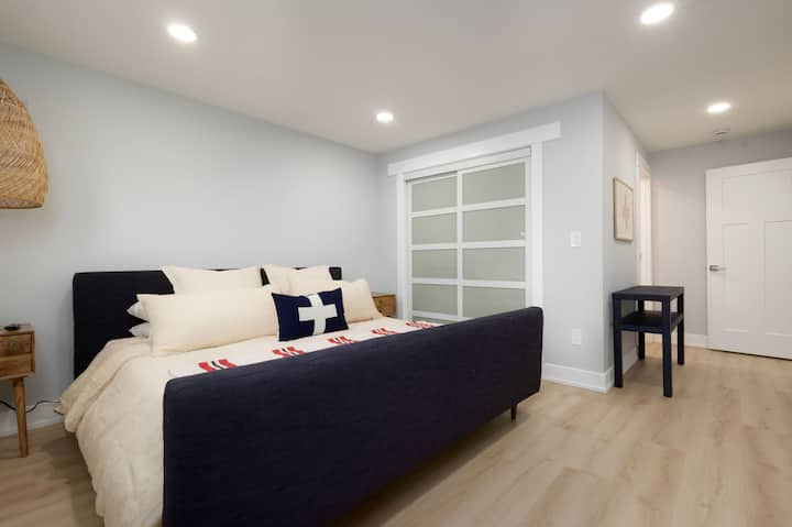 استمتع بغرفة النوم الرئيسية الهادئة هذه مع جميع الأثاث الجديد بما في ذلك السرير والفراش والوسائد والبياضات مع تلفزيون 60بوصة لمتعة المشاهدة. يقع حمام داخلي خاص مع دش شلال على بعد خطوات فقط من سريرك.