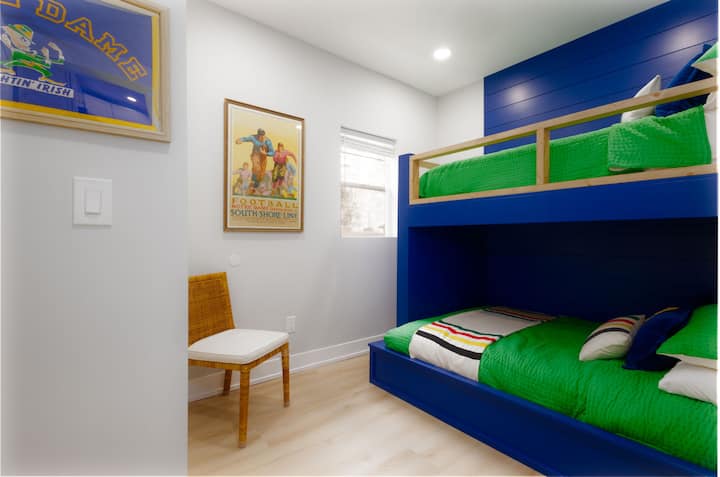 تحتوي غرفة النوم الثالثة على سرير مزدوج فوق سرير كامل الحجم/مزدوج مع مراتب ووسائد وبياضات جديدة. 