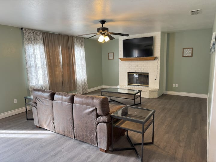 Central Lbk Spot | Master Ensuite | 4/2 - Lubbock, TX