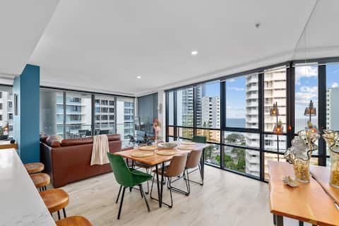 Top Airbnb: Elegant 2BR Oceanview Escape · Artique Surfers in Surfers Paradise