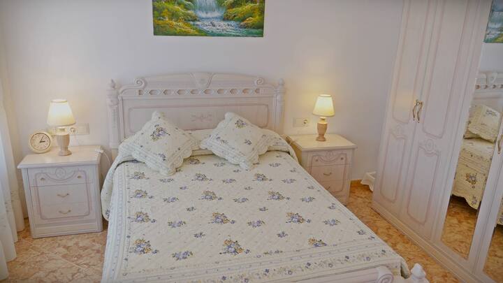 Chambre avec salle de bain en suite