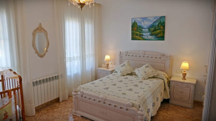 Chambre avec bain jaune avec baignoire en suite.