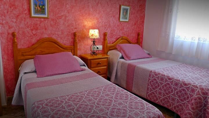 Chambre 3 avec 2 lits simples de 90cm. Il dispose d'une armoire et d'une unité de climatisation.